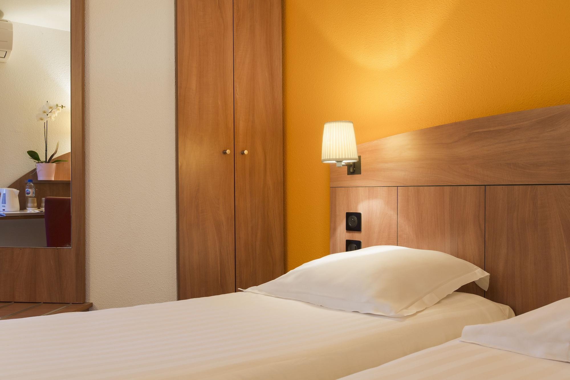 Comfort Hotel Grenoble Meylan Bagian luar foto