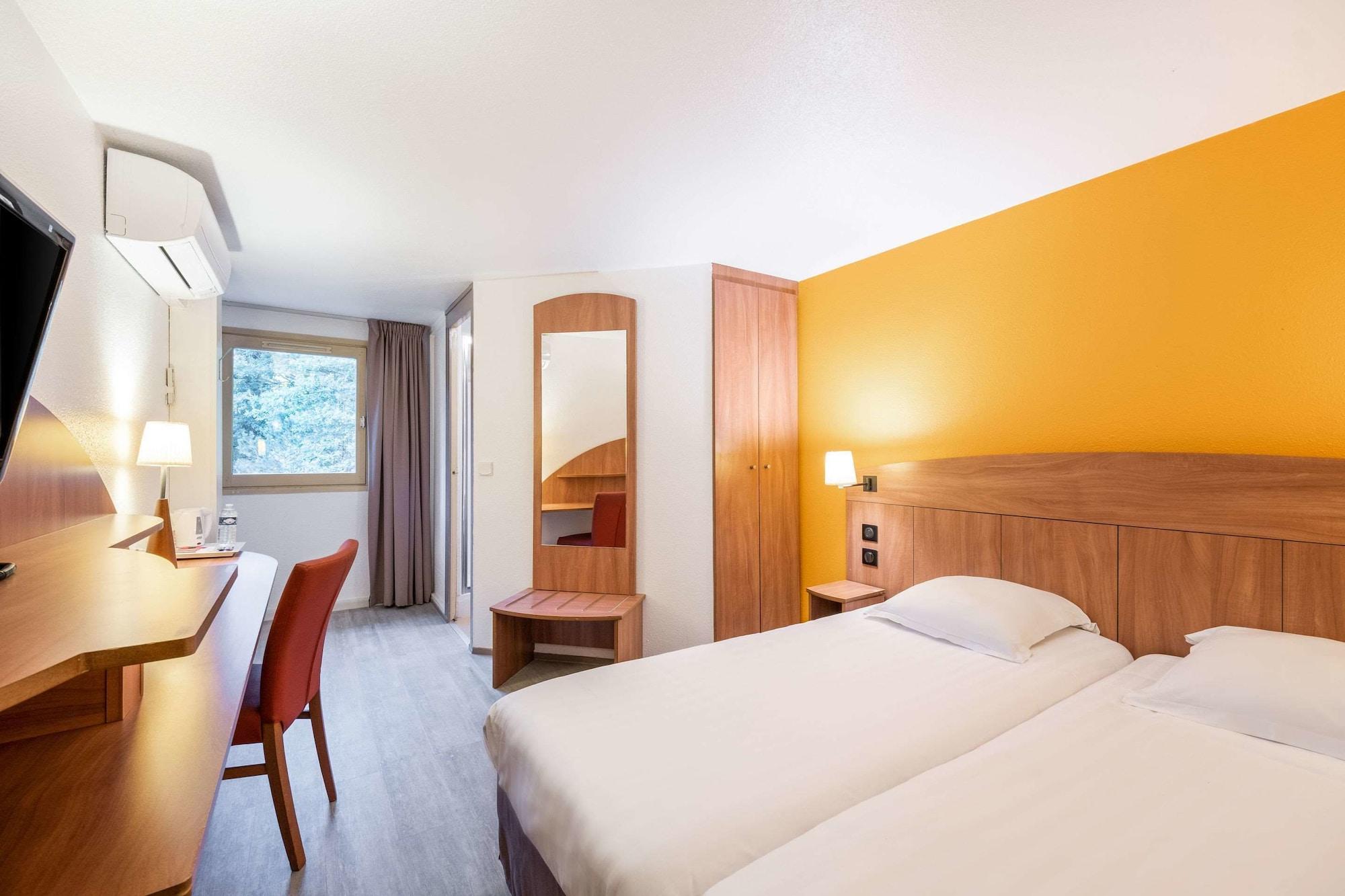 Comfort Hotel Grenoble Meylan Bagian luar foto
