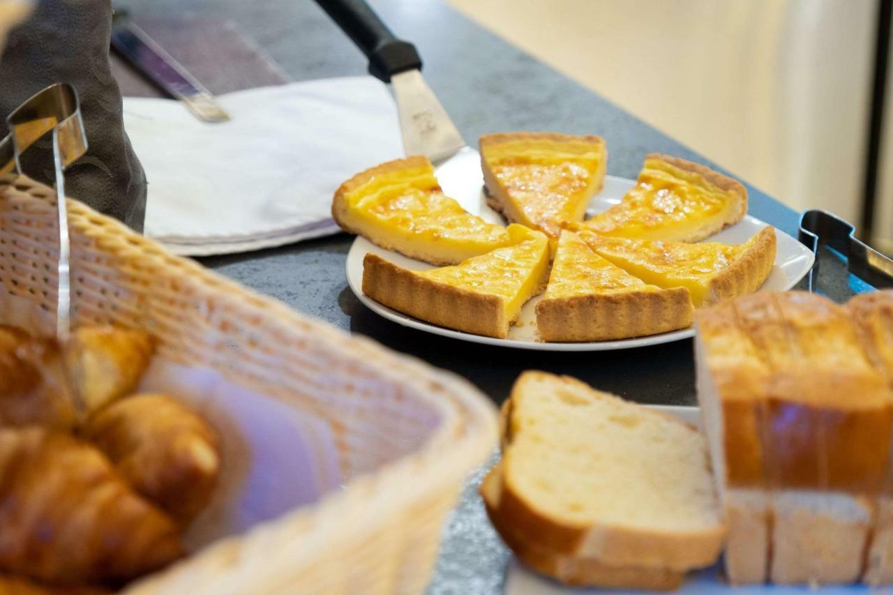 Comfort Hotel Grenoble Meylan Bagian luar foto