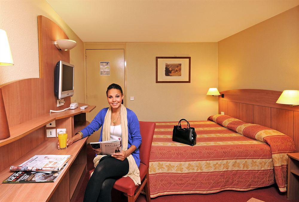 Comfort Hotel Grenoble Meylan Bagian luar foto